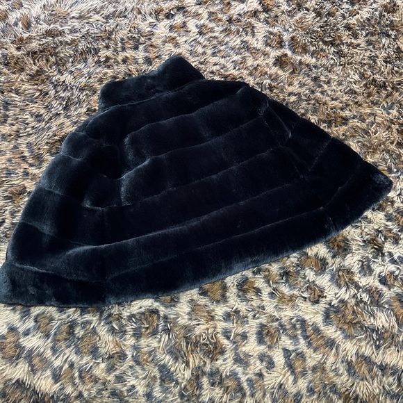 Betsey Johnson Black Faux Fur Cape - Picture 5 of 8